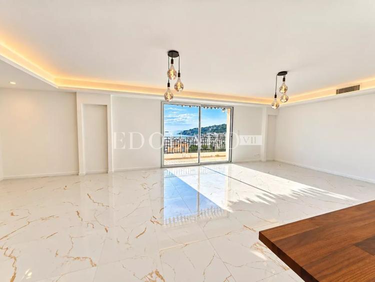 Somptueux quatre pièces à vendre avec belle vue sur la ville et la mer, en plein centre de Roquebrune Cap Martin