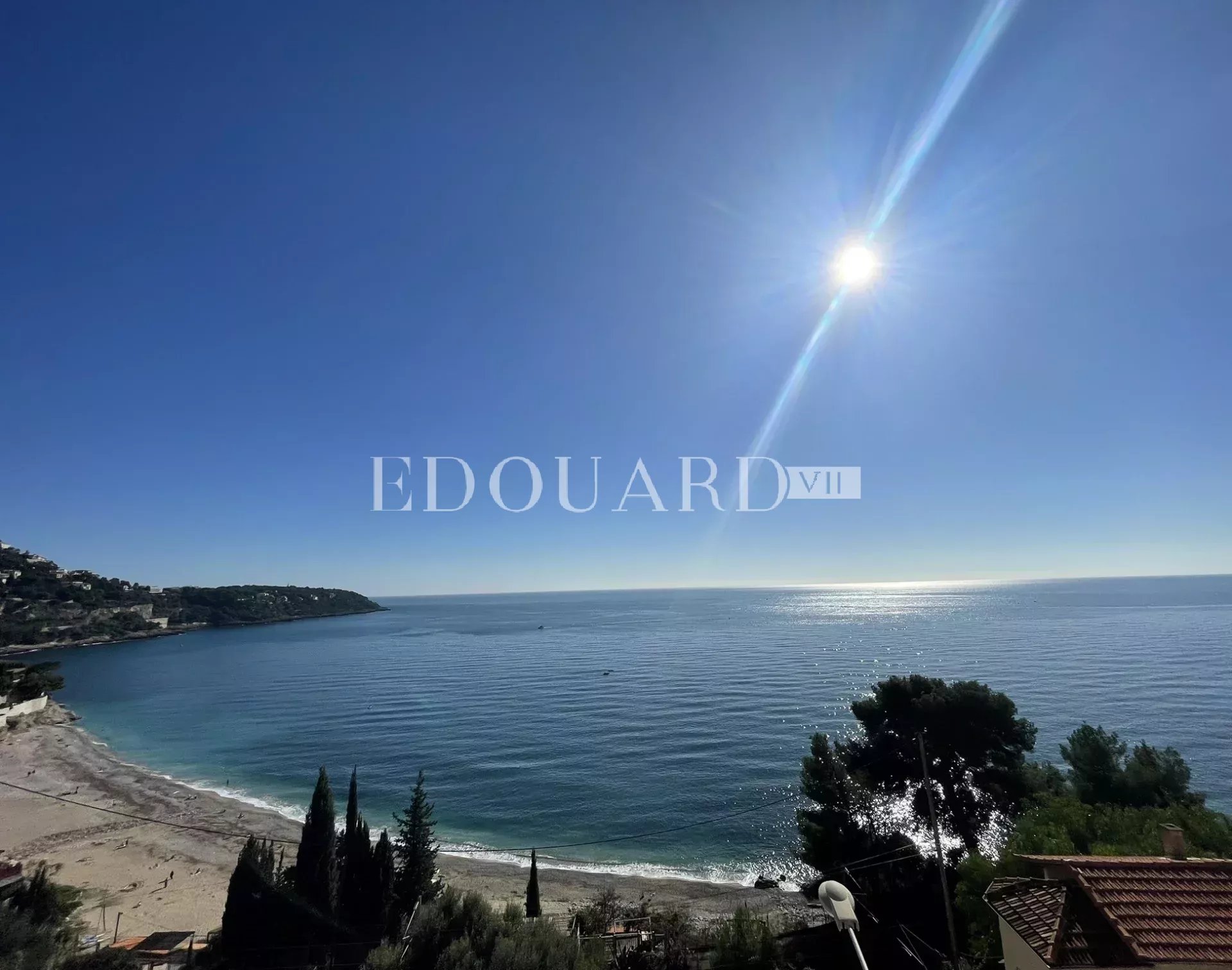 Superbe deux pièces en dernier étage avec spectaculaire terrasse, splendide vue mer et garage. Exclusivité