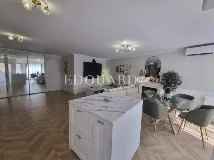 En exclusivité splendide quatre pièces traversant, entièrement rénové avec terrasse et possibilité garage