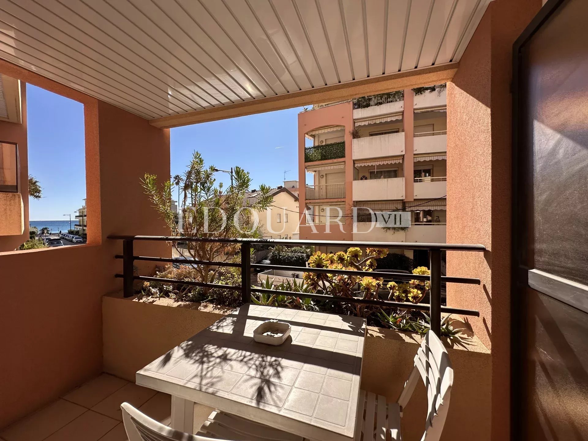 En exclusivité beau deux pièces en parfait état avec spacieux balcon, jolie échappée mer et garage