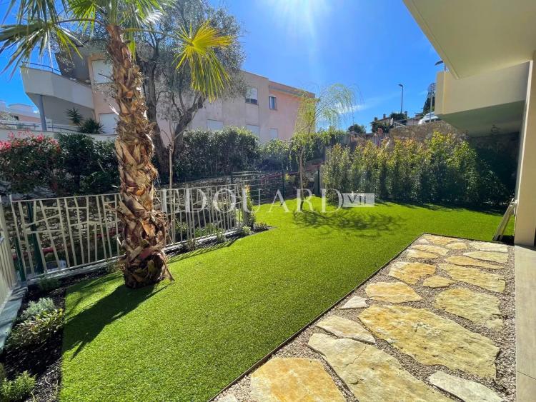 Dans un immeuble neuf, à vendre vaste trois pièces avec belle vue dégagée, terrasse et jardin