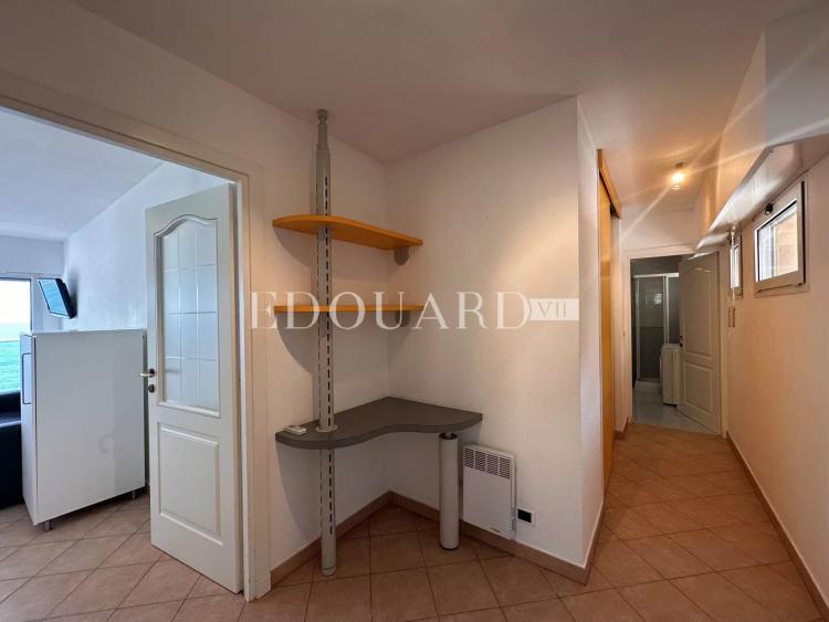 En exclusivité deux pièces avec terrasse, magnifique vue mer, spectaculaire solarium, spacieux parking