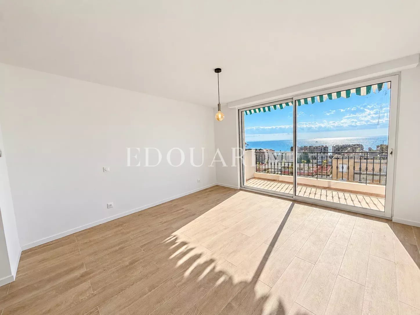 Somptueux quatre pièces à vendre avec belle vue sur la ville et la mer, en plein centre de Roquebrune Cap Martin