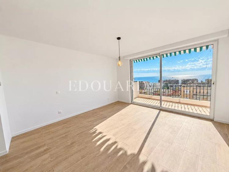 Somptueux quatre pièces à vendre avec belle vue sur la ville et la mer, en plein centre de Roquebrune Cap Martin