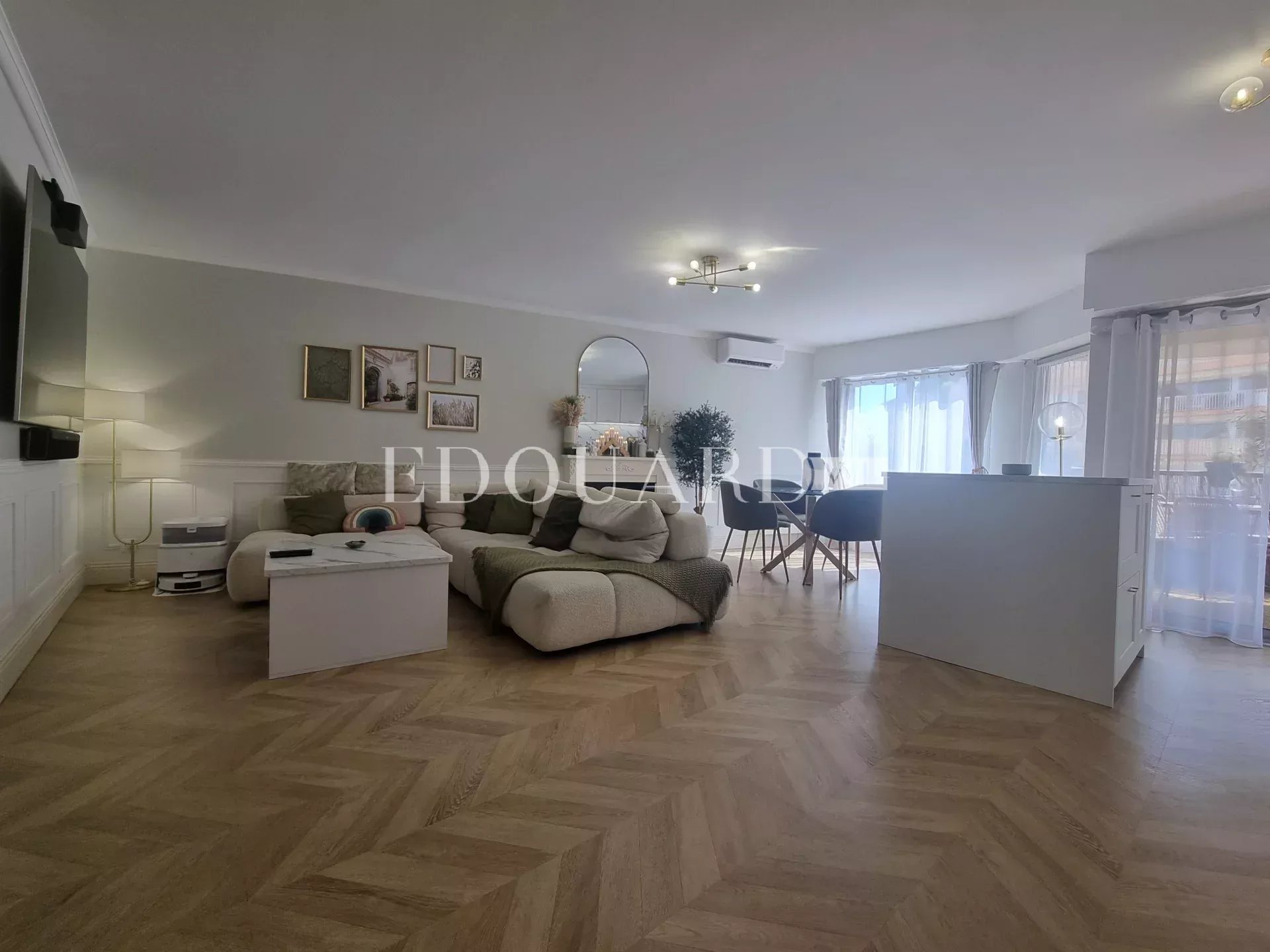 En exclusivité splendide quatre pièces traversant, entièrement rénové avec terrasse et possibilité garage