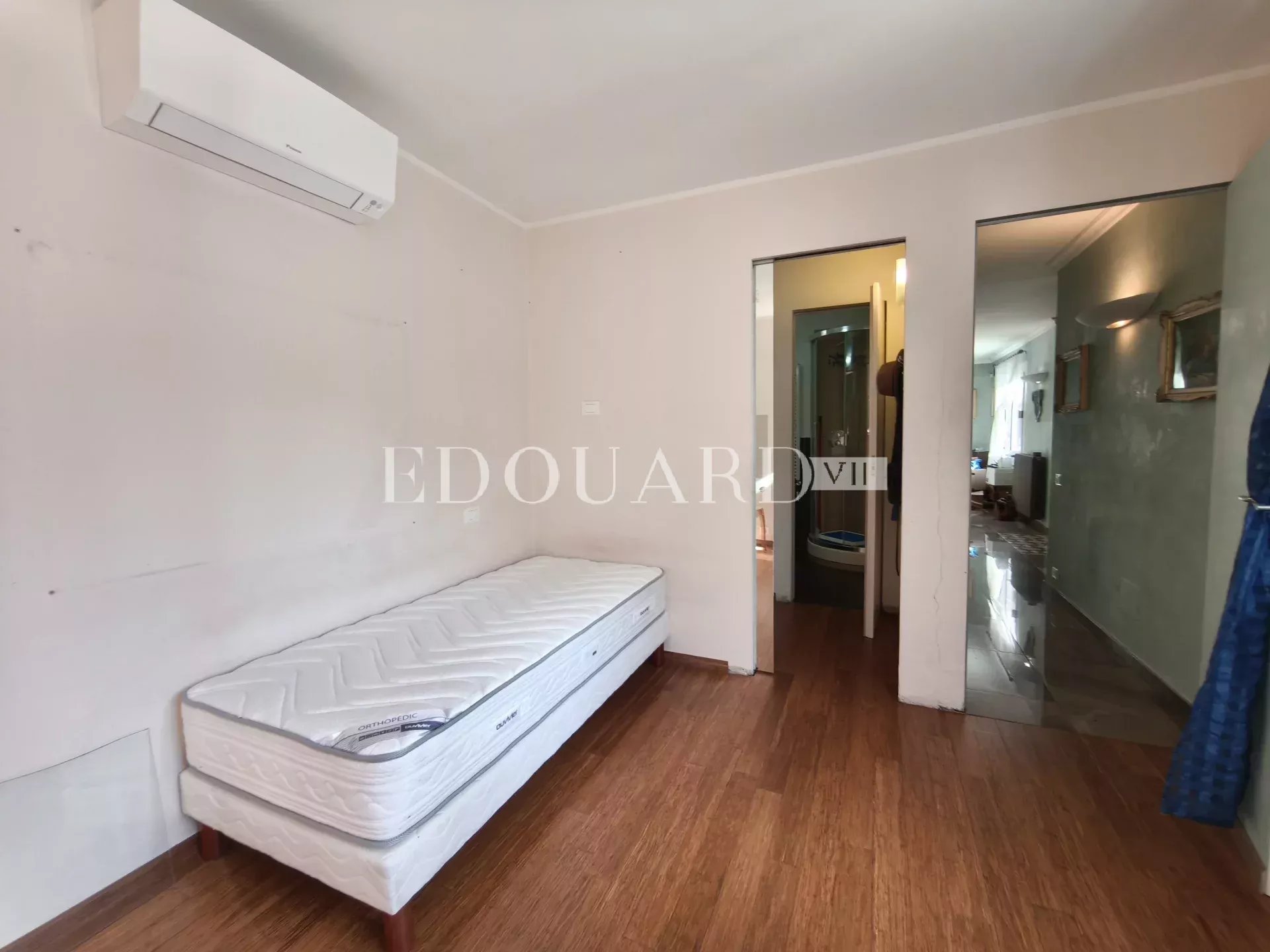 Villa indépendante à vendre, en excellent état avec piscine, jardin plat et vaste parking extérieur