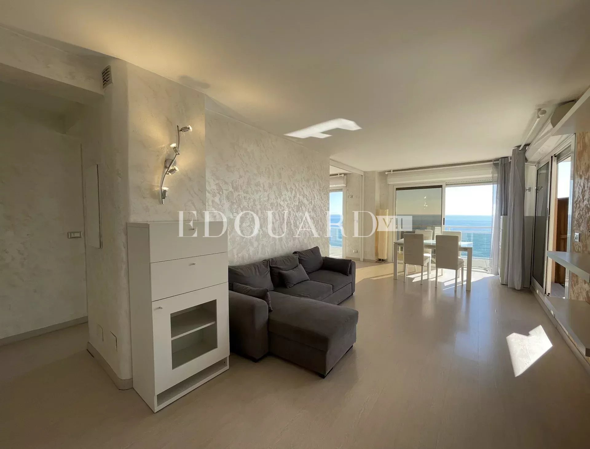 Superbe deux pièces en dernier étage avec spectaculaire terrasse, splendide vue mer et garage. Exclusivité