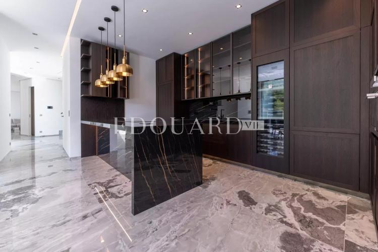 En exclusivité villa neuve avec domotique, ascenseur, grandes terrasses, piscine à débordement et belle vue mer