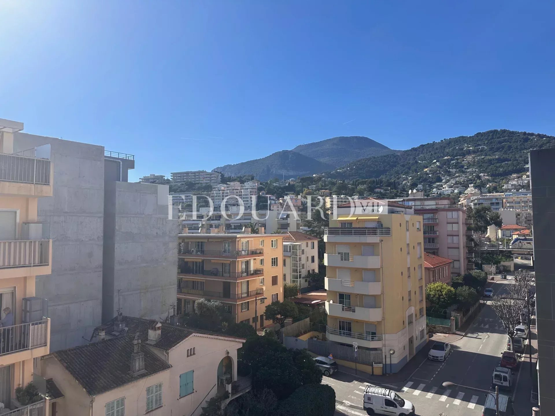 En exclusivité charmant studio finement rénové avec  balcon, vue mer latérale et possibilité garage