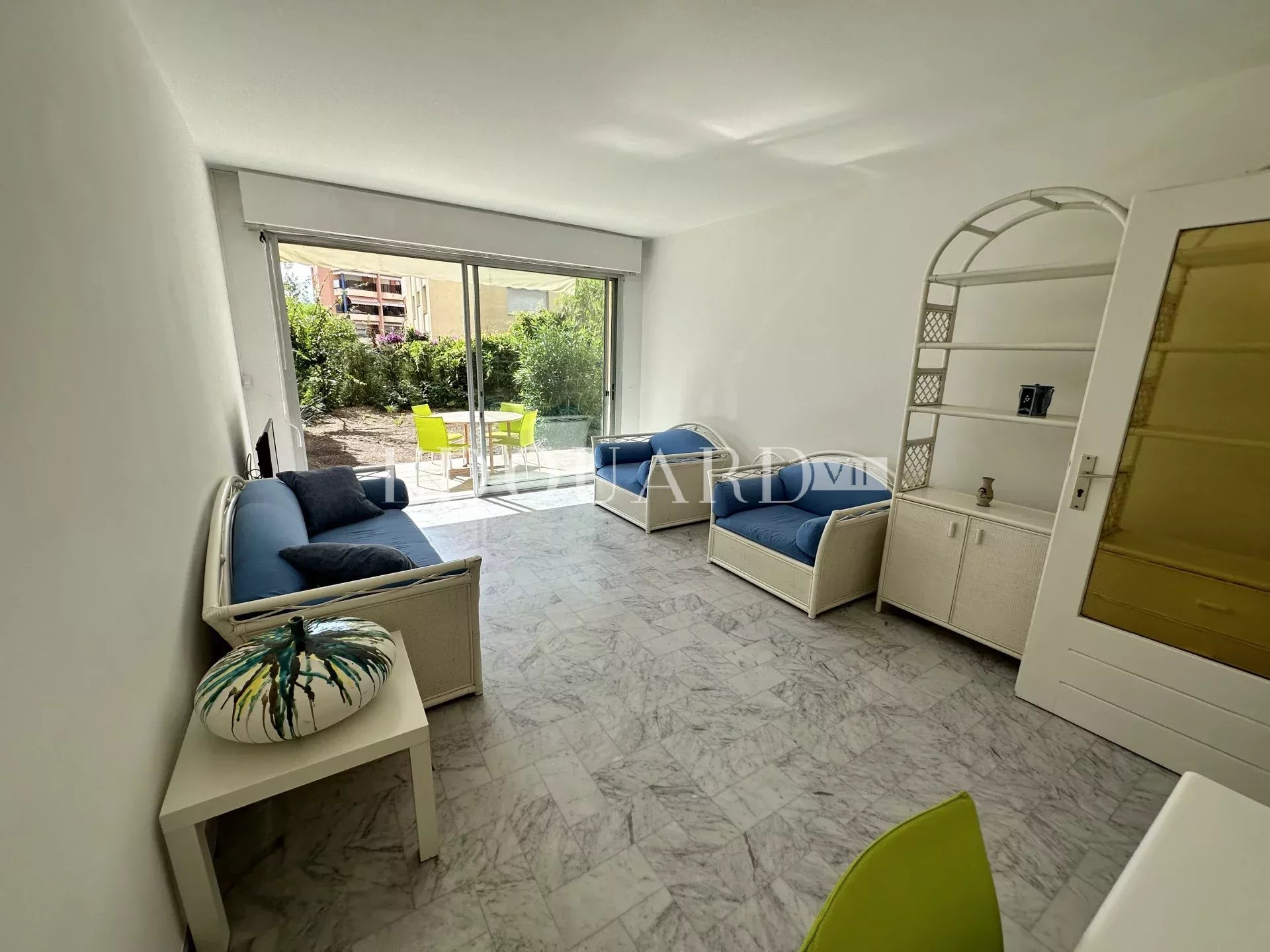 En exclusivité deux pièces traversant avec terrasse couverte, grand jardin, cave et garage