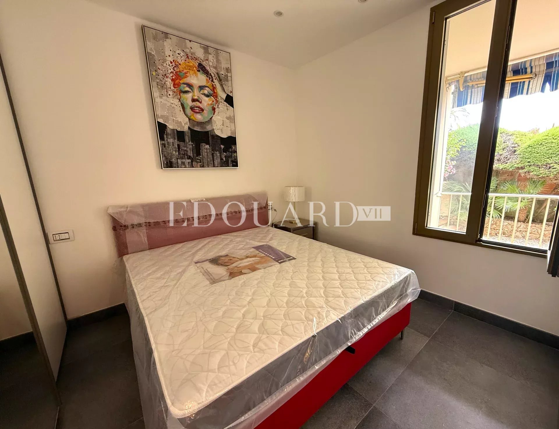 Charmant deux pièces à vendre avec terrasse et cave, dans un petit immeuble à quelques pas des plages