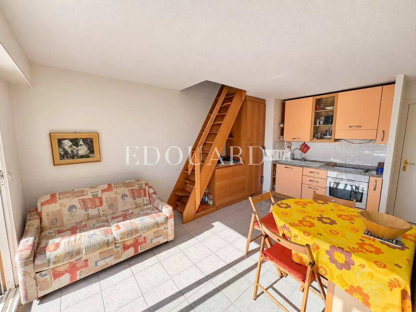 En exclusivité deux pièces en dernier étage avec spacieuse terrasse, cave et parking, à quelques pas des plages