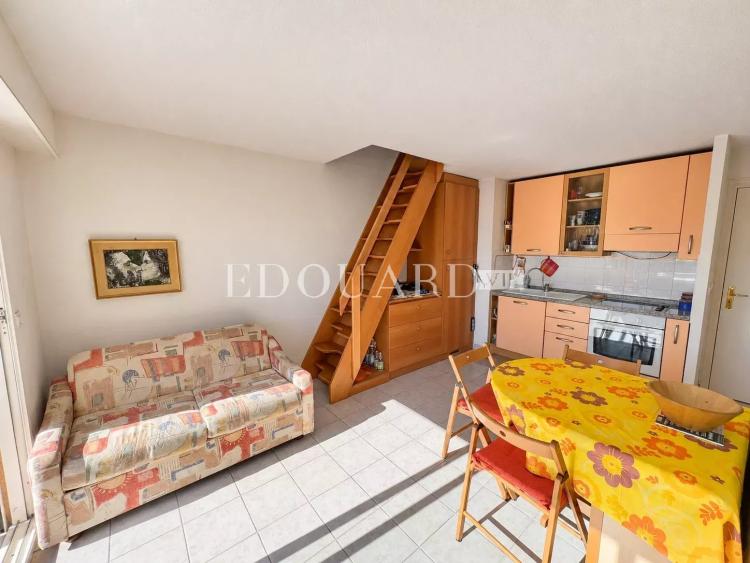 En exclusivité deux pièces en dernier étage avec spacieuse terrasse, cave et parking, à quelques pas des plages