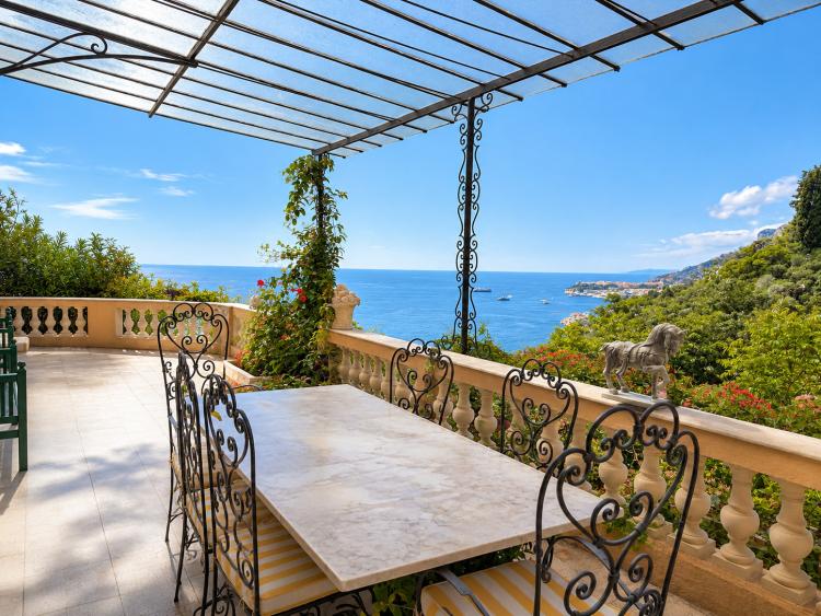 Ancien Hôtel avec Vue Panoramique sur Monaco – Projet d'Exception à Fort Potentiel