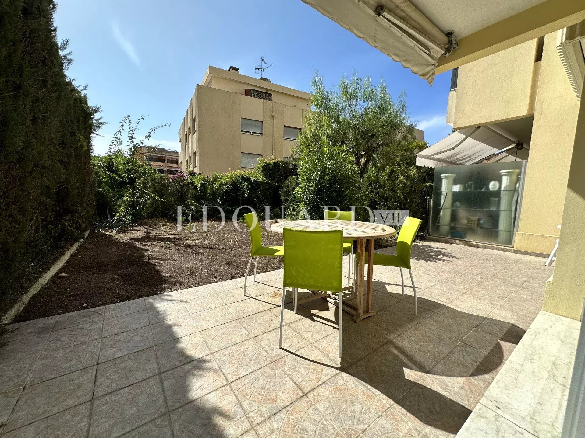 En exclusivité deux pièces traversant avec terrasse couverte, grand jardin, cave et garage