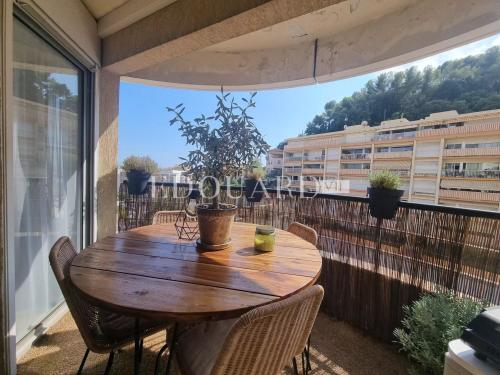 En exclusivité splendide quatre pièces traversant, entièrement rénové avec terrasse et possibilité garage