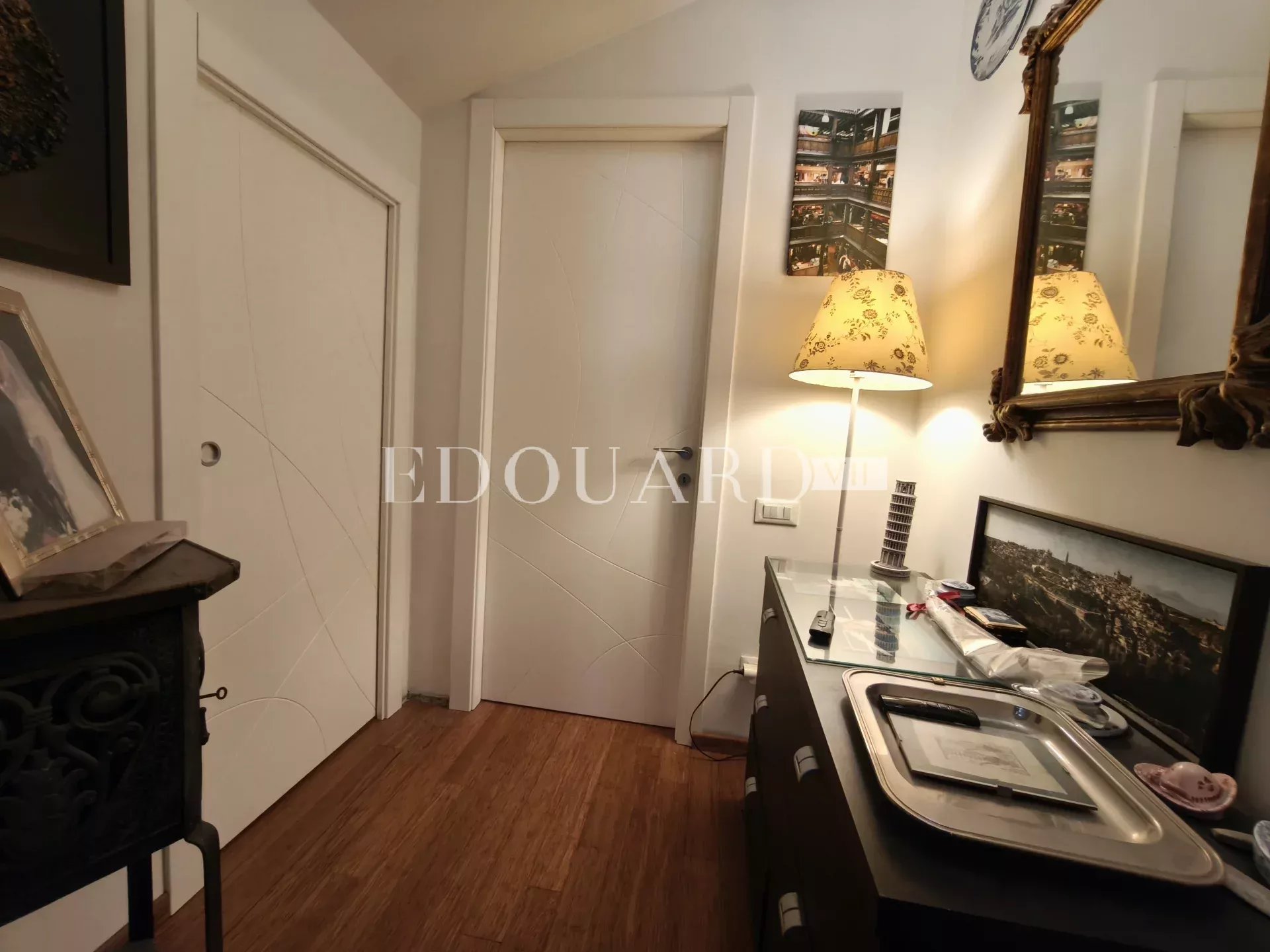 Villa indépendante à vendre, en excellent état avec piscine, jardin plat et vaste parking extérieur