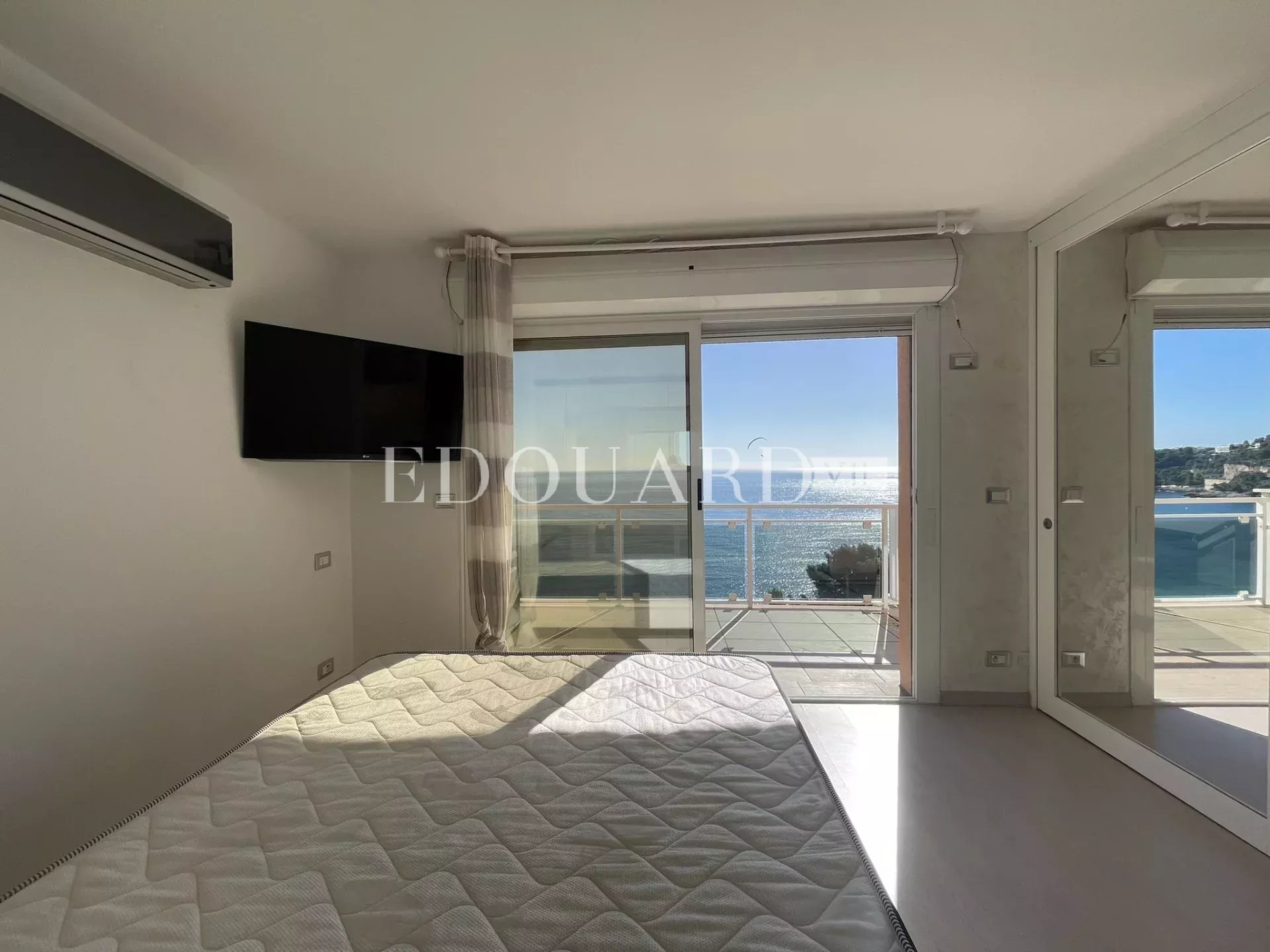 Superbe deux pièces en dernier étage avec spectaculaire terrasse, splendide vue mer et garage. Exclusivité