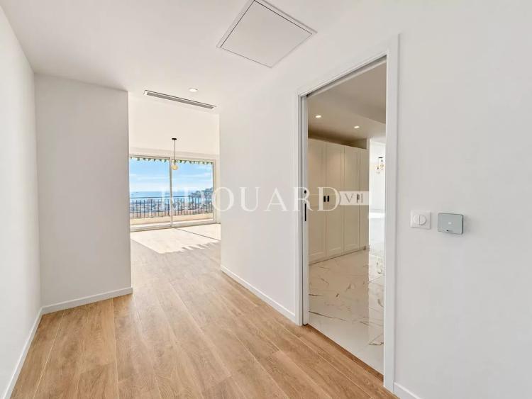 Somptueux quatre pièces à vendre avec belle vue sur la ville et la mer, en plein centre de Roquebrune Cap Martin