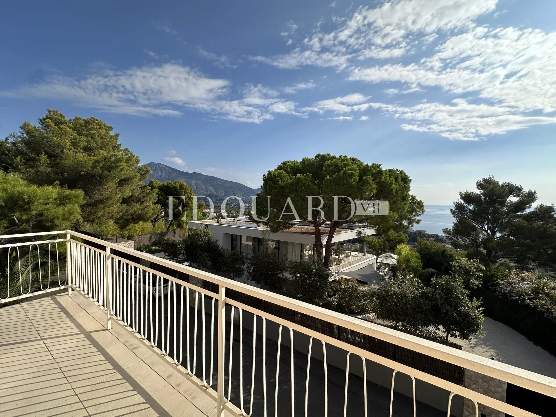 Magnifique trois pièces superbement rénové et meublé, avec spectaculaire terrasse et splendide vue panoramique