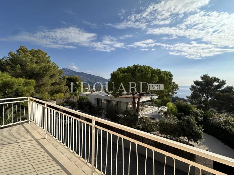 Magnifique trois pièces superbement rénové et meublé, avec spectaculaire terrasse et splendide vue panoramique