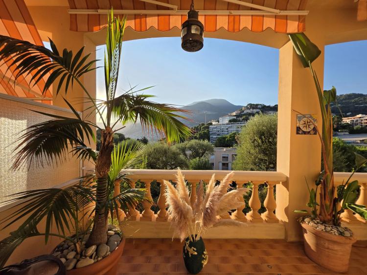 ROQUEBRUNE CAP MARTIN - 3 PIECES VUE MER - CAVE ET GARAGE - JARDIN PRIVATIF ET PISCINE