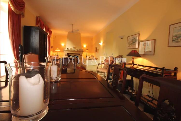 En exclusivité villa en très bon état avec double garage, grande terrasse, agréable jardin et belle vue mer
