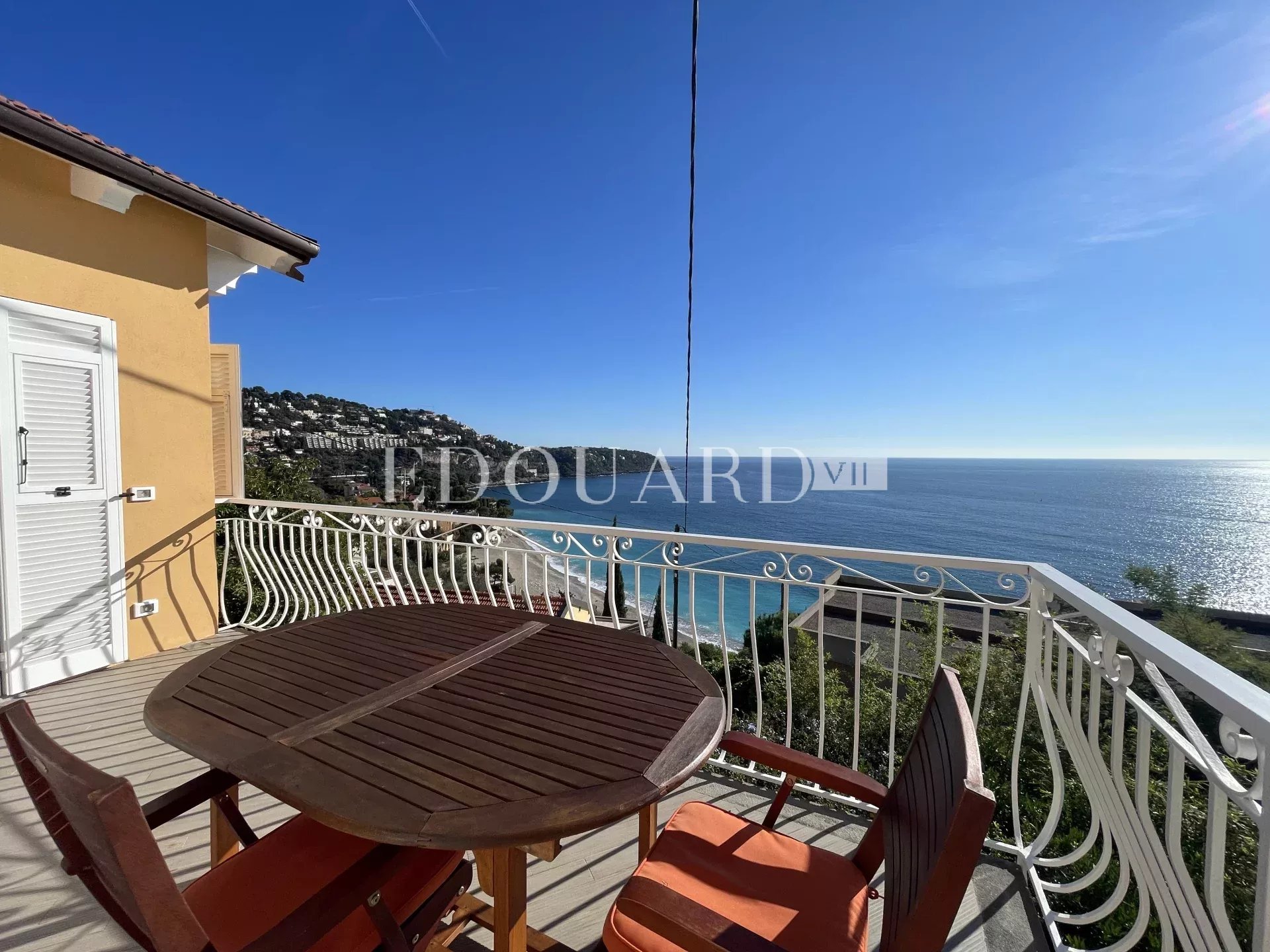 En exclusivité trois pièces avec spacieuse terrasse, magnifique vue mer panoramique et parking