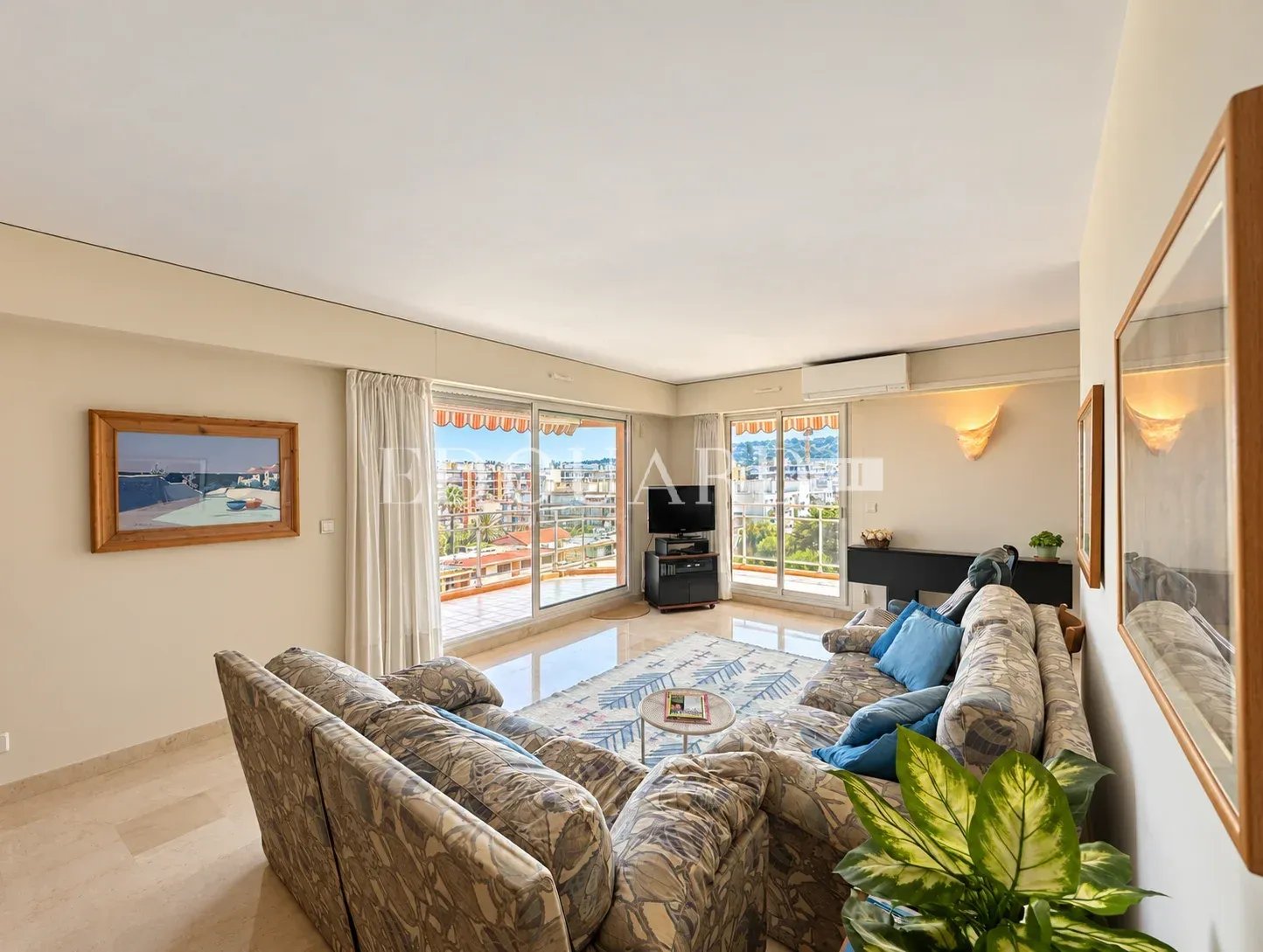 En exclusivité trois pièces avec vaste terrasse, splendide vue mer et double garage, dans immeuble de standing