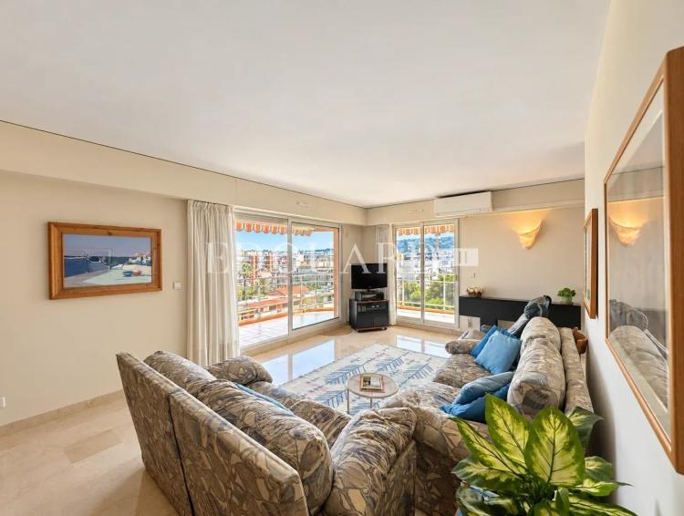 En exclusivité trois pièces avec vaste terrasse, splendide vue mer et double garage, dans immeuble de standing