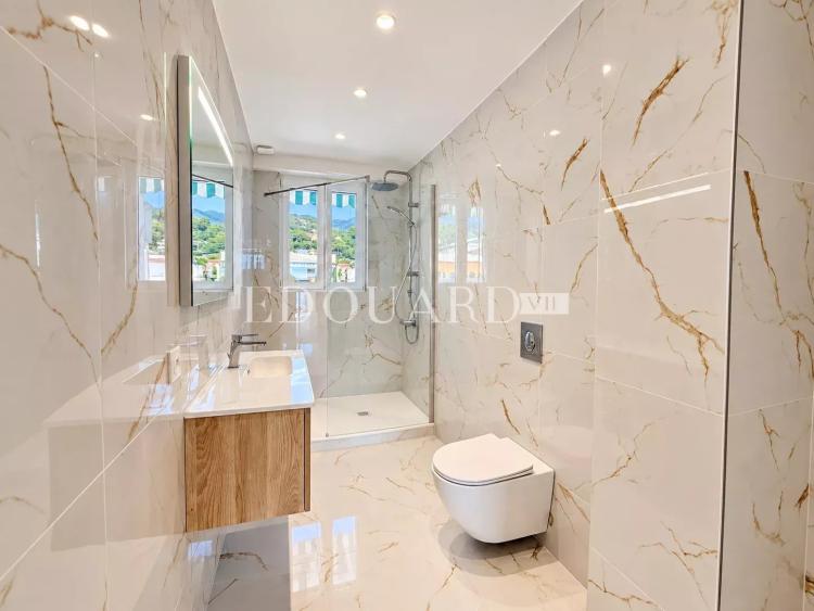 Somptueux quatre pièces à vendre avec belle vue sur la ville et la mer, en plein centre de Roquebrune Cap Martin