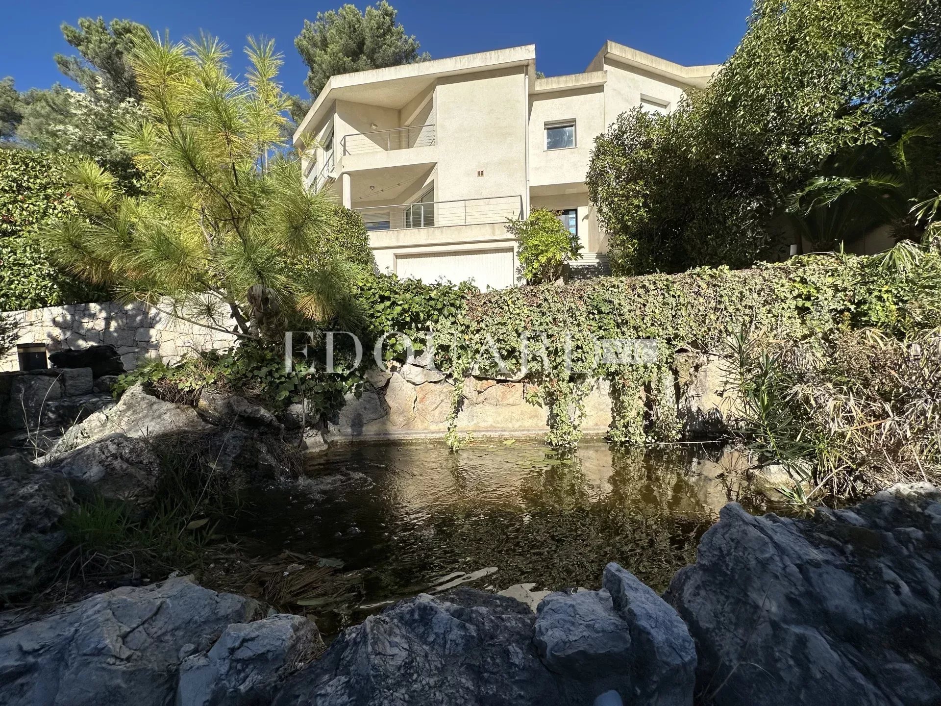 Superbe villa moderne avec belle vue mer et collines, à 10 minutes en voiture de la Principauté de Monaco