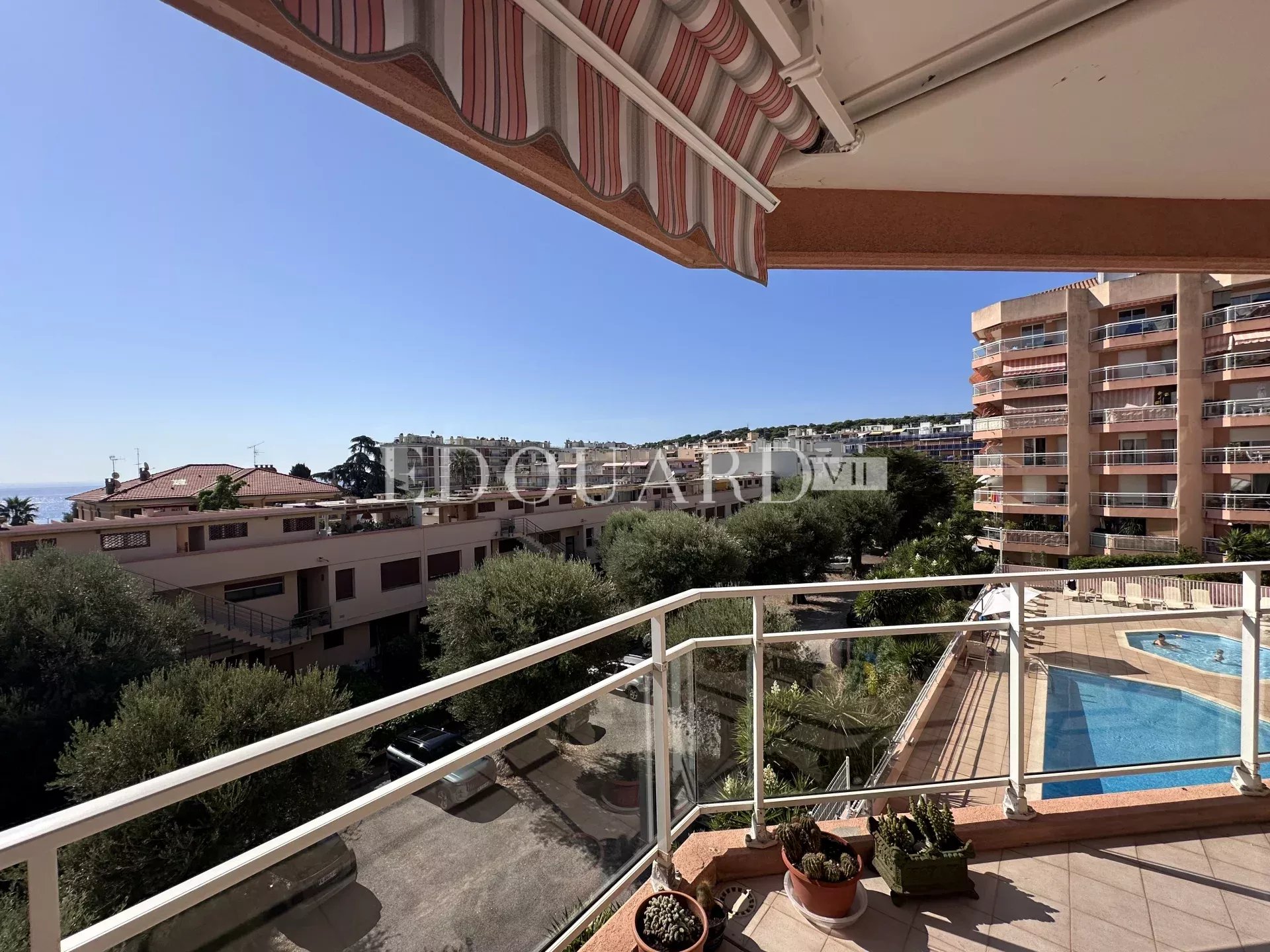 Dans immeuble de standing avec piscine, en exclusivité trois pièces avec vaste terrasse et garage