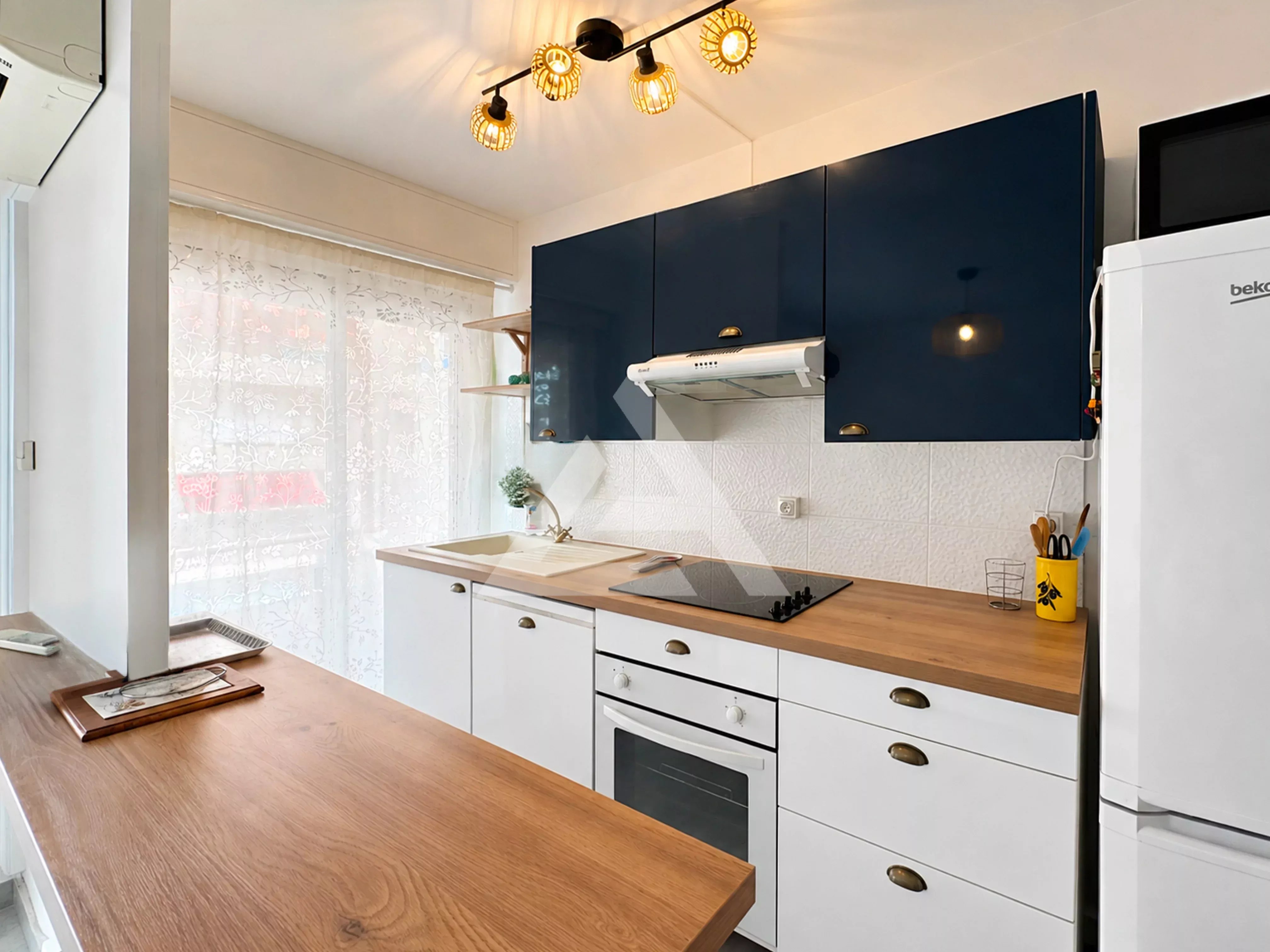 CARNOLES - 2 PIECES - CENTRE VILLE - CAVE ET GARAGE