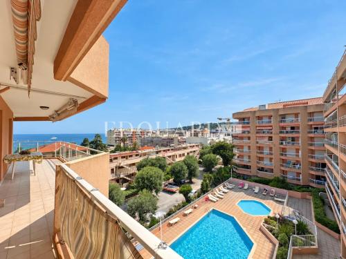 En exclusivité trois pièces avec vaste terrasse, splendide vue mer et double garage, dans immeuble de standing