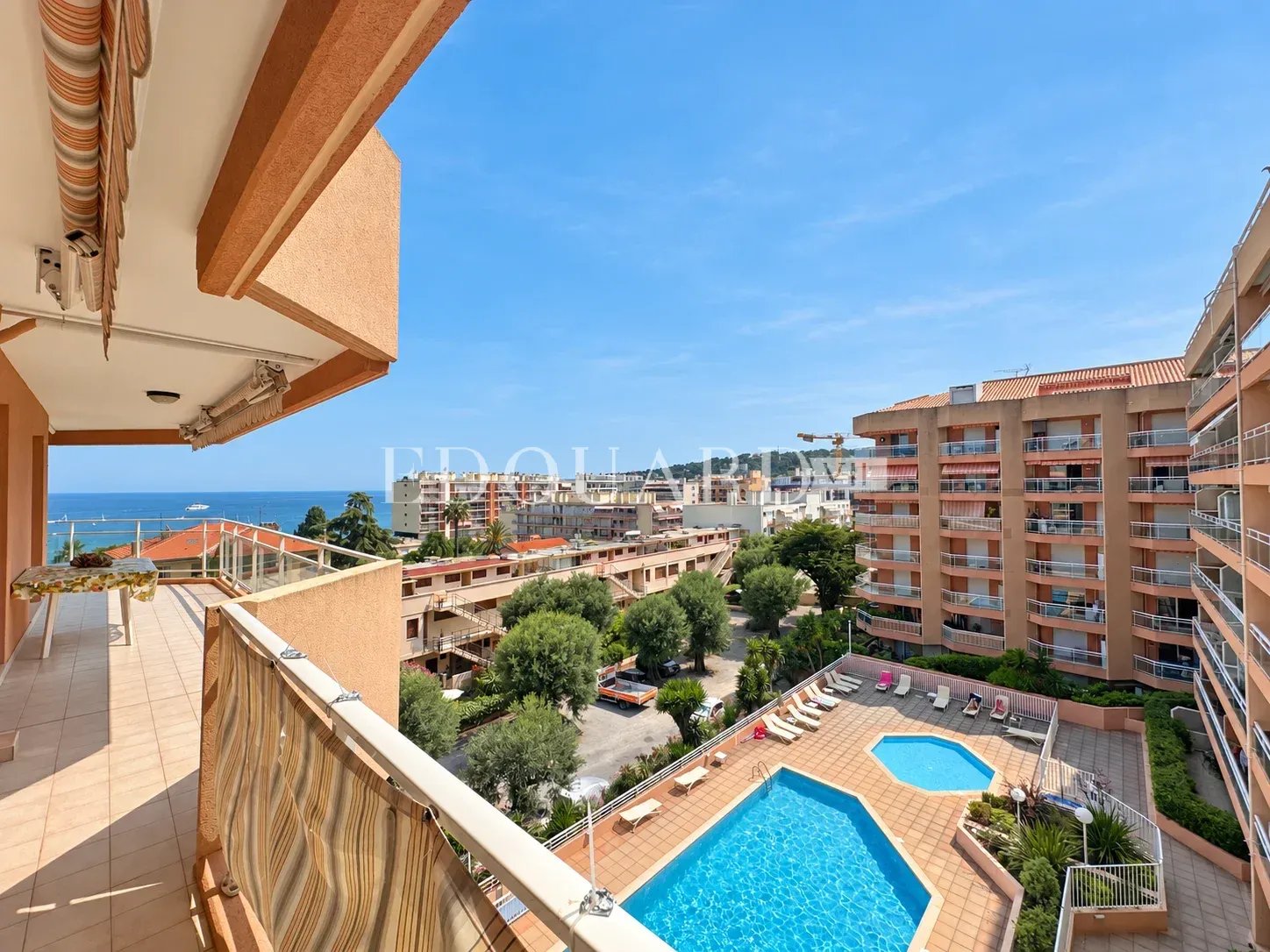 En exclusivité trois pièces avec vaste terrasse, splendide vue mer et double garage, dans immeuble de standing