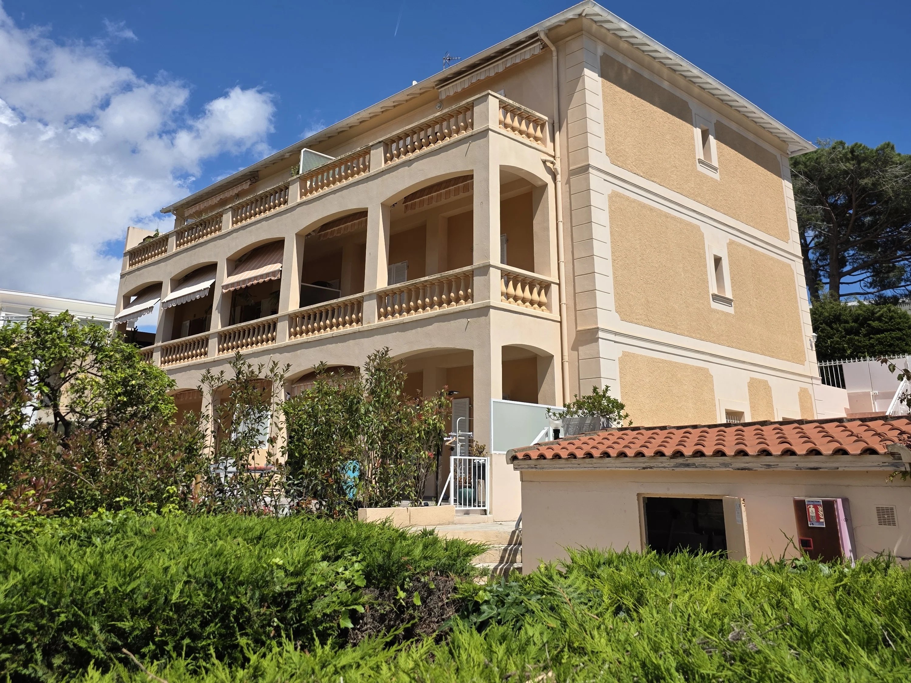ROQUEBRUNE CAP MARTIN - 3 PIECES VUE MER - CAVE ET GARAGE - JARDIN PRIVATIF ET PISCINE