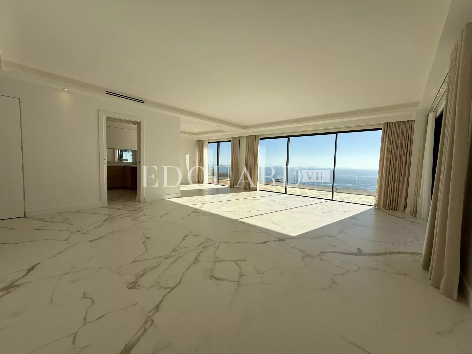 Villa entièrement rénovée avec grandes terrasses, superbe vue mer panoramique et piscine