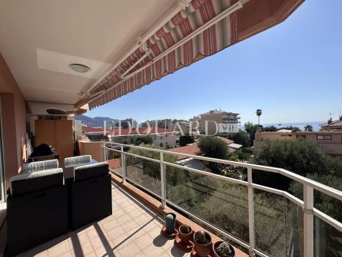 Dans immeuble de standing avec piscine, en exclusivité trois pièces avec vaste terrasse et garage