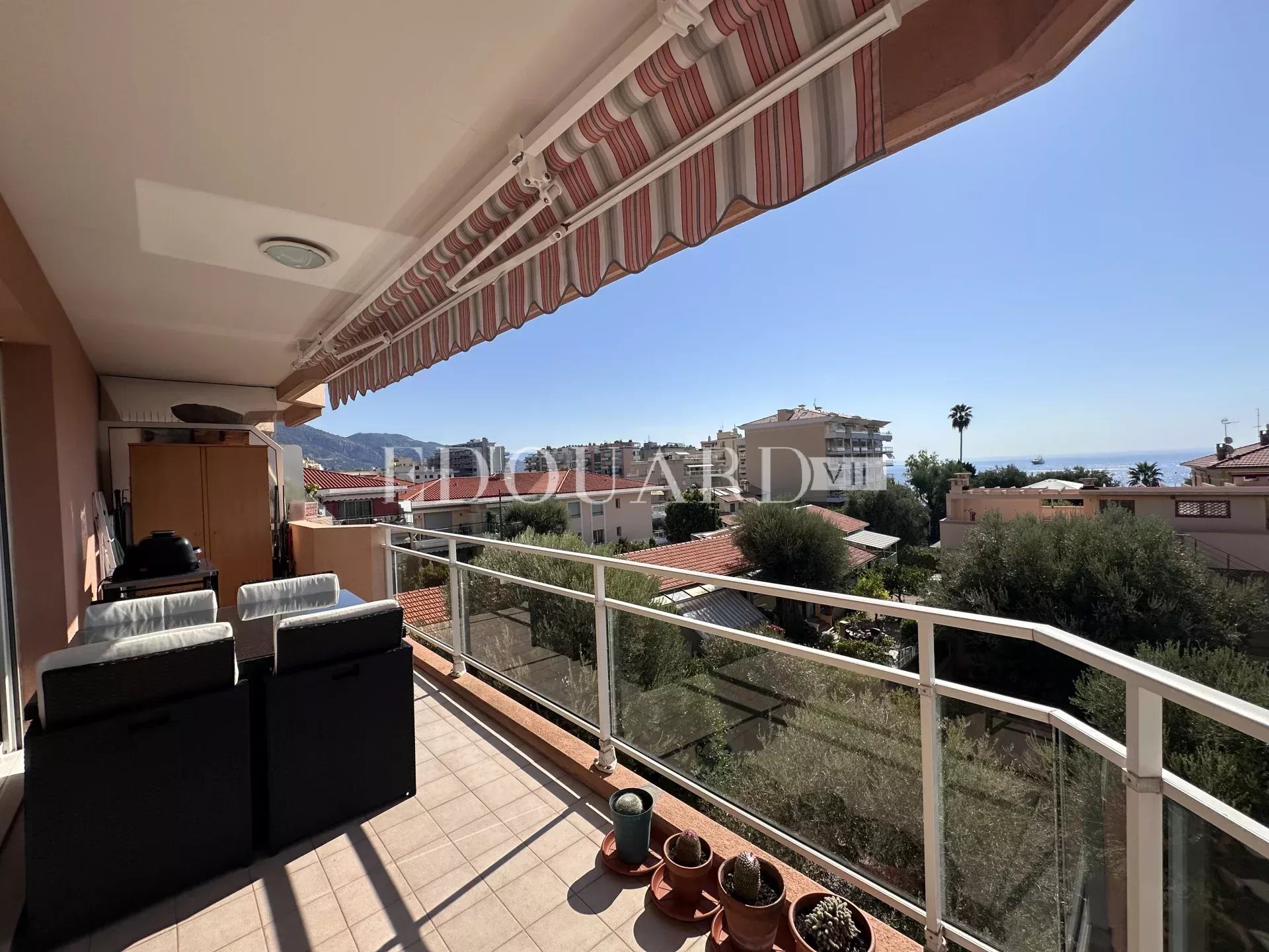 Dans immeuble de standing avec piscine, en exclusivité trois pièces avec vaste terrasse et garage