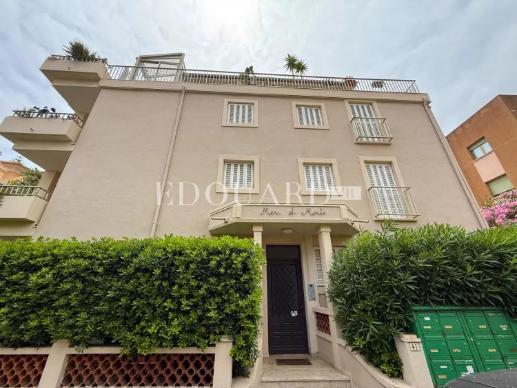 Charmant deux pièces à vendre avec terrasse et cave, dans un petit immeuble à quelques pas des plages