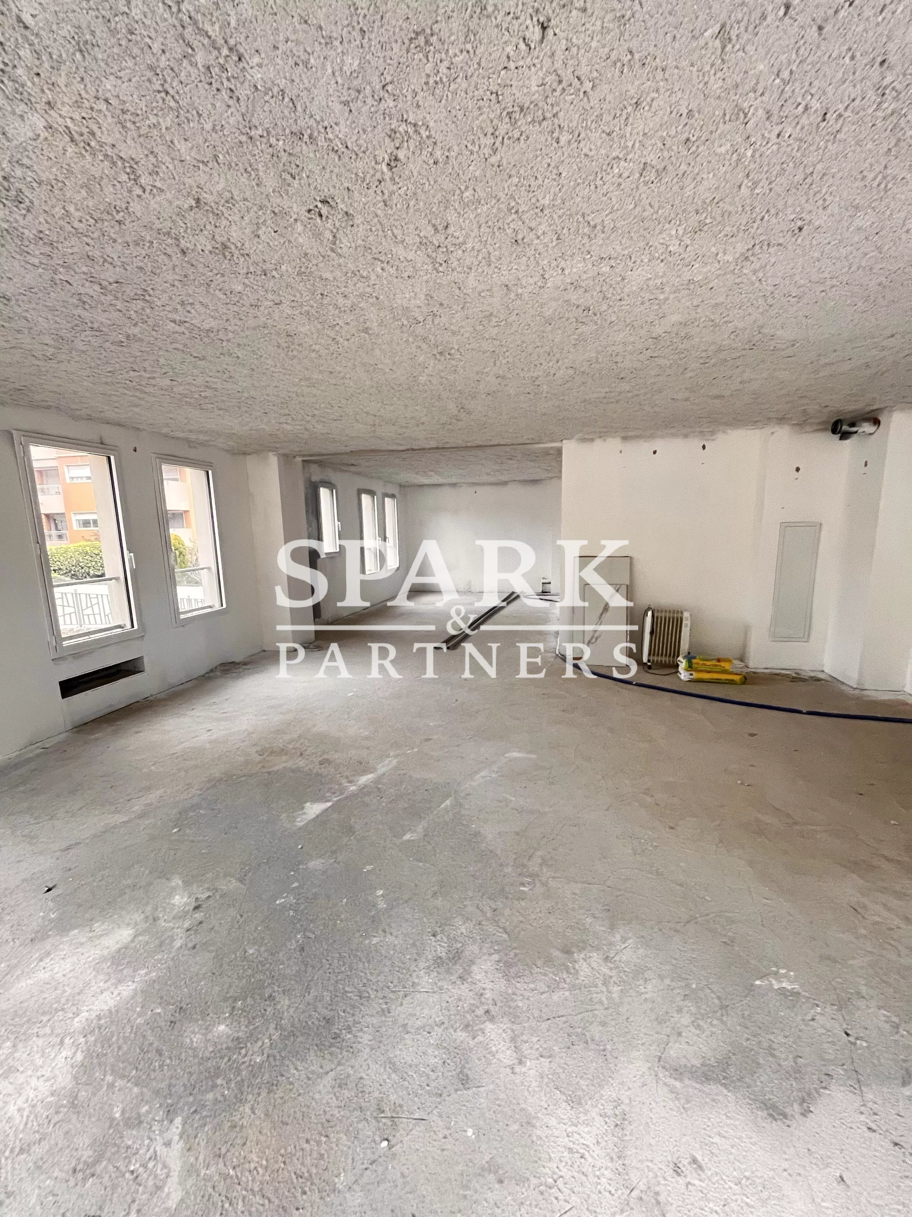 Roquebrune Cap Martin - Local commercial neuf avec vitrines