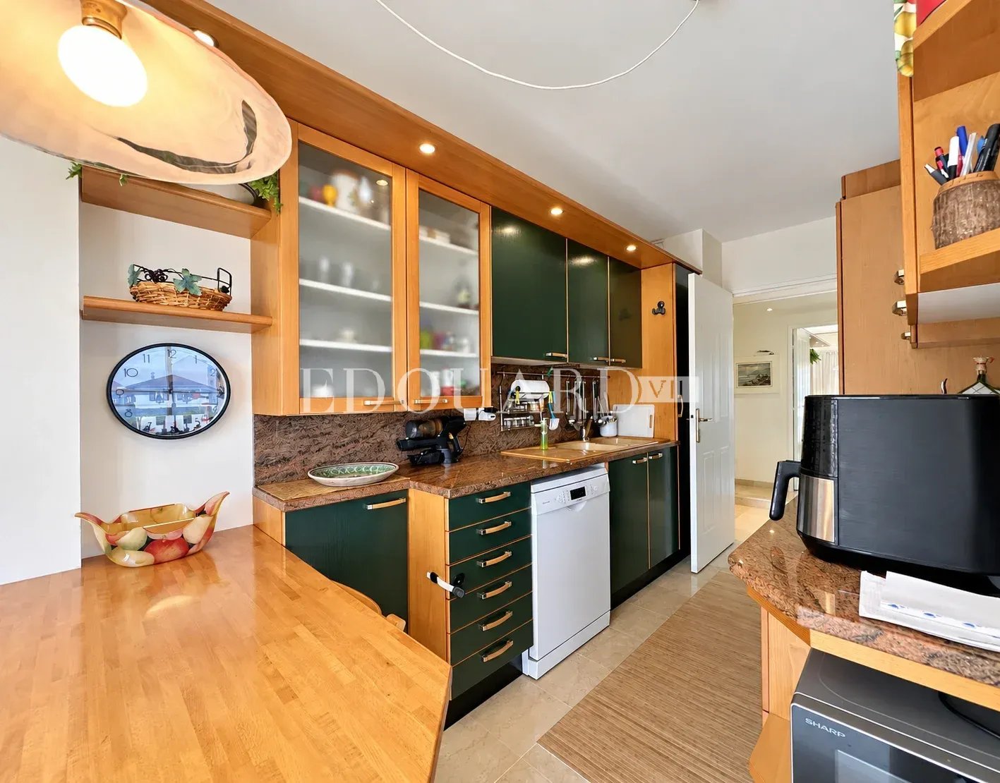En exclusivité trois pièces avec vaste terrasse, splendide vue mer et double garage, dans immeuble de standing