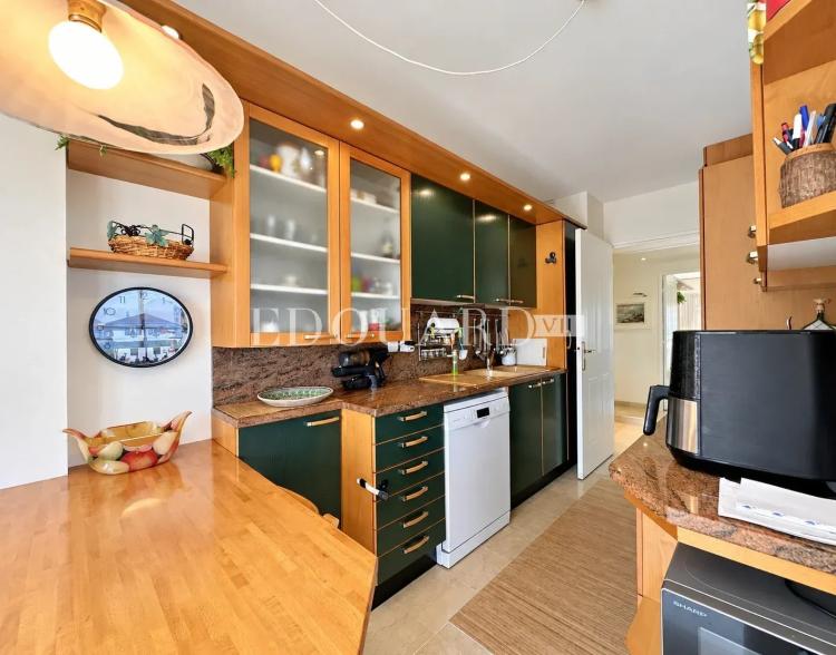 En exclusivité trois pièces avec vaste terrasse, splendide vue mer et double garage, dans immeuble de standing