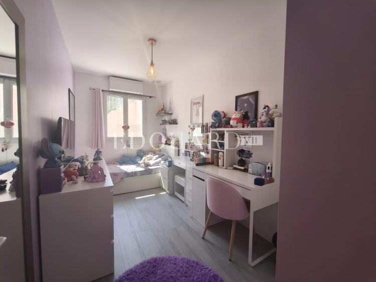 Rare sur la commune de Roquebrune Cap Martin, quatre pièces en bas de villa avec jardin, vue mer et parking