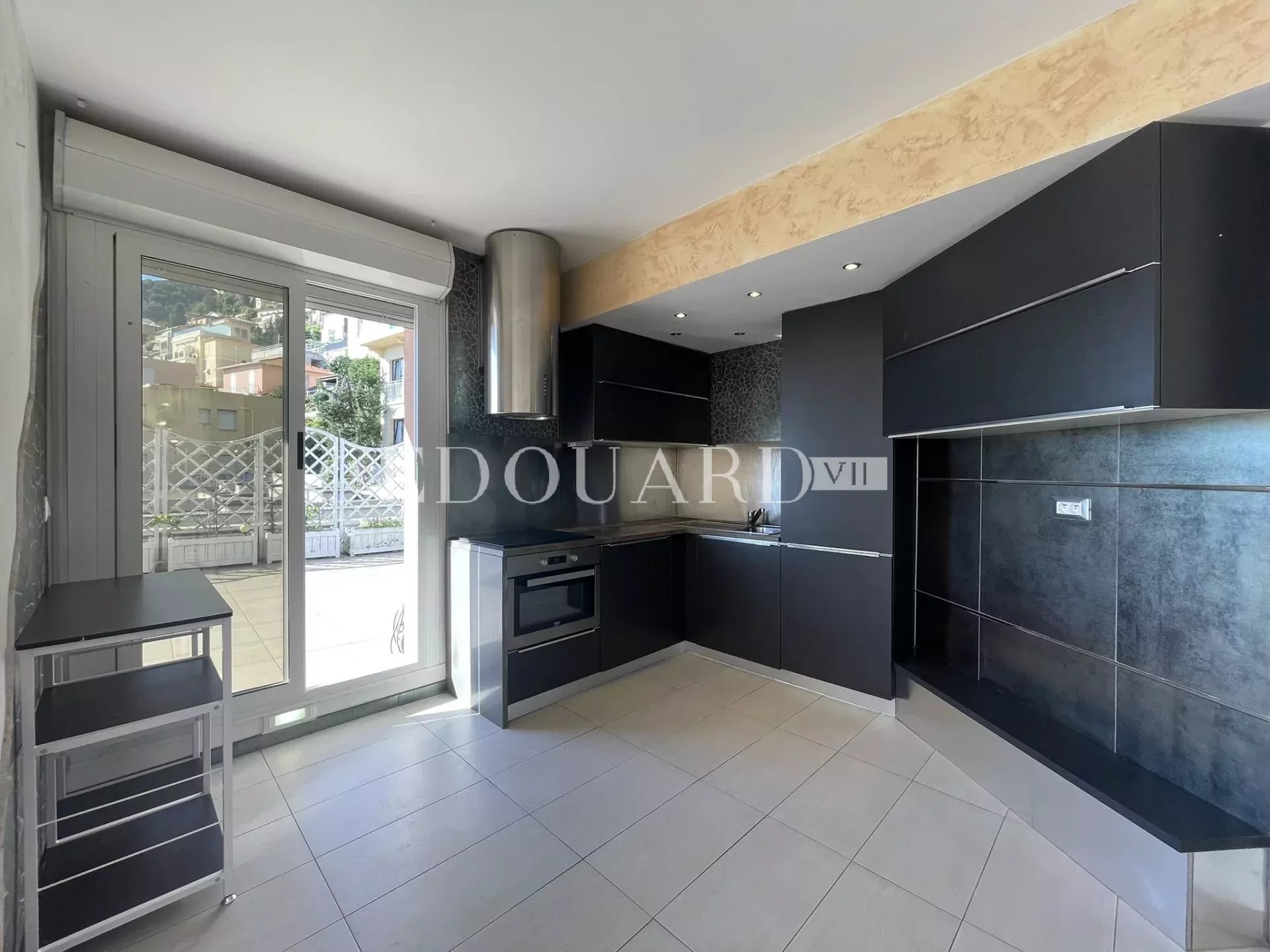 Superbe deux pièces en dernier étage avec spectaculaire terrasse, splendide vue mer et garage. Exclusivité
