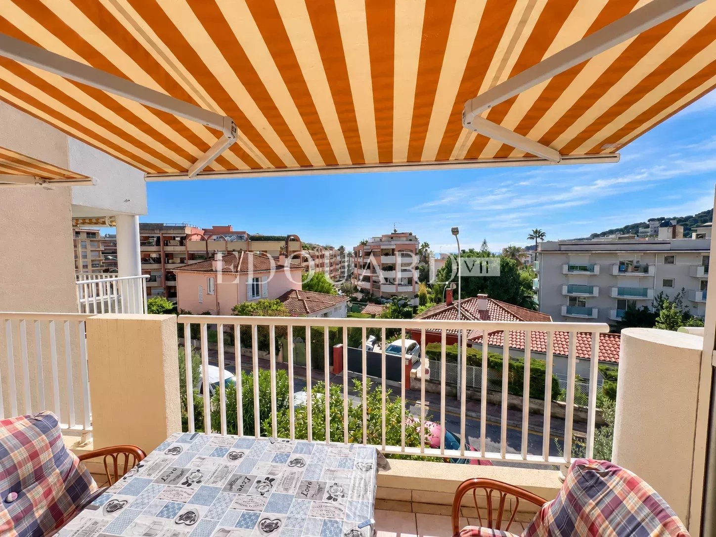 En exclusivité deux pièces en dernier étage avec spacieuse terrasse, cave et parking, à quelques pas des plages