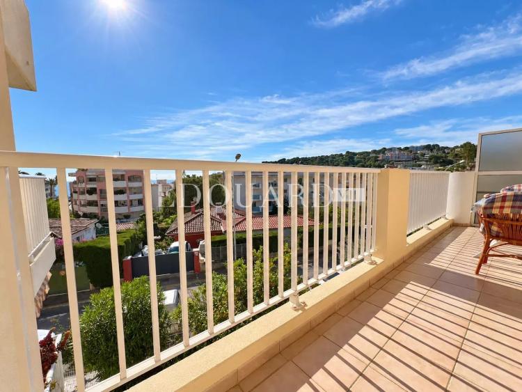En exclusivité deux pièces en dernier étage avec spacieuse terrasse, cave et parking, à quelques pas des plages