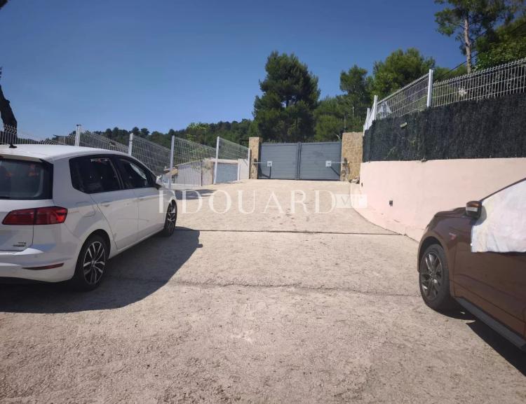 Rare sur la commune de Roquebrune Cap Martin, quatre pièces en bas de villa avec jardin, vue mer et parking