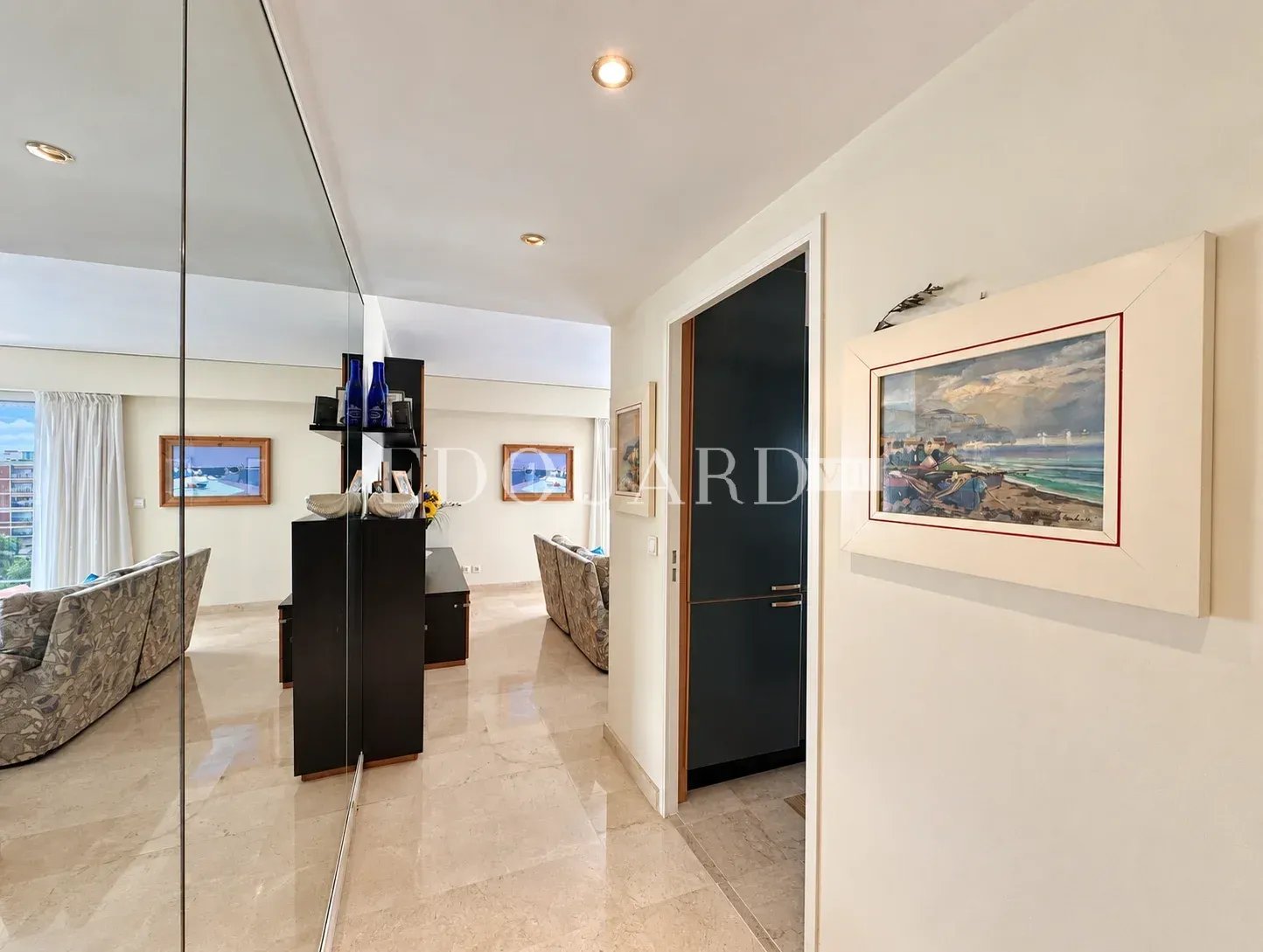 En exclusivité trois pièces avec vaste terrasse, splendide vue mer et double garage, dans immeuble de standing